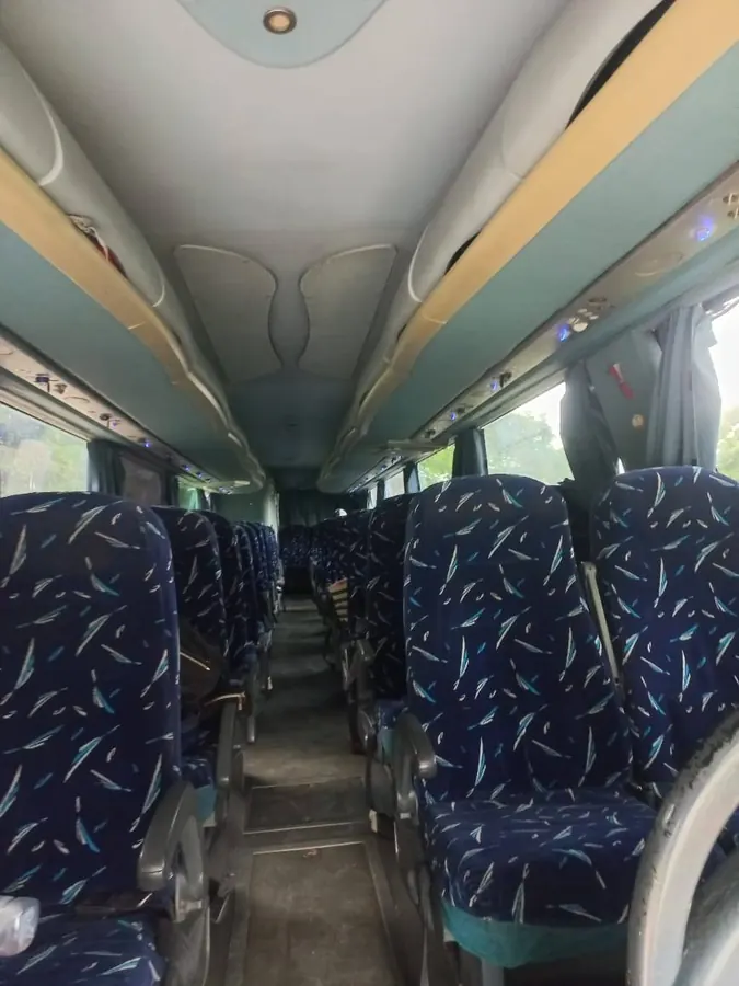 Interior de autobús con asientos azules